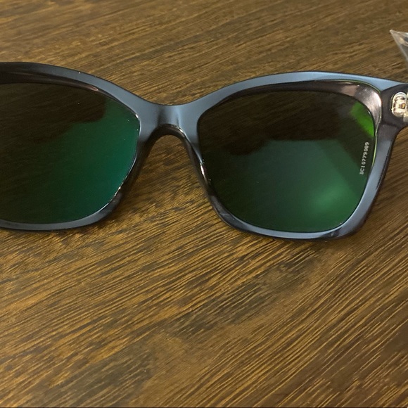 Chanel Sunglasses (authentic) with black CC logo - Picture 6 of 7